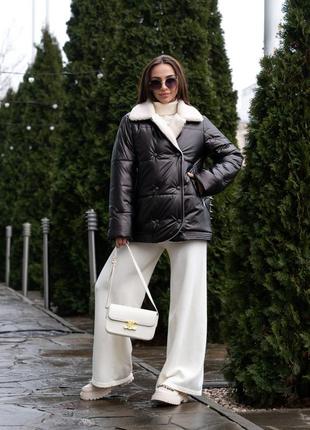 Трендова жіноча демісезонна куртка з коміром з еко-хутра