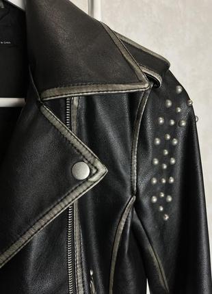 Укороченная куртка косуха с эффектом потертостей zara с заклепками штучно состаренный стиль потертая размер xs кожанка в байкерская4 фото