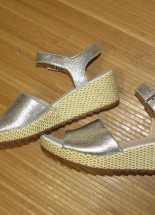 Босоножки, сандали clarks - silver 'kamara sun' mid wedge heel sandals7 фото