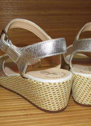 Босоножки, сандали clarks - silver 'kamara sun' mid wedge heel sandals5 фото