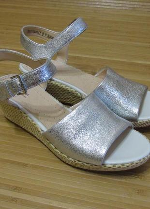 Босоножки, сандали clarks - silver 'kamara sun' mid wedge heel sandals3 фото