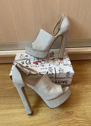 Босоніжки високий каблук