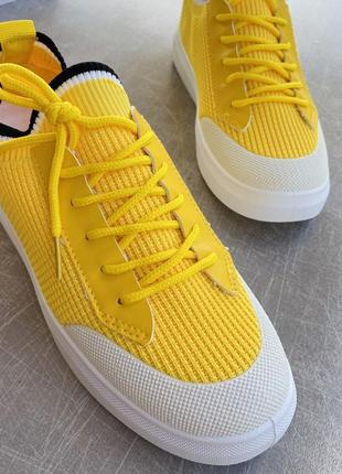 Круті яскраво жовті кросівки/наложка