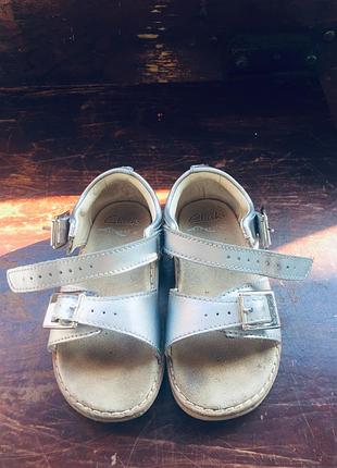 Босоніжки, сандалі clarks 21 22 розмір 13 см на дівчинку сріблясті