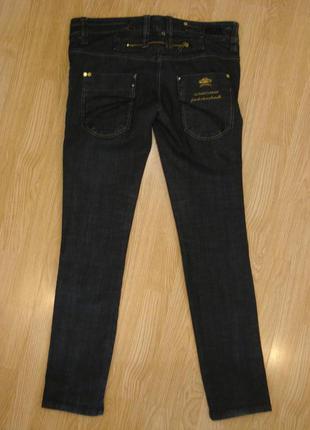 Стильные стрейчевые зауженные джинсы.2 фото