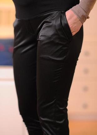 Штаны атласные облегающие чёрные блестящие шик скинни jrf jia талия низкая классика1 фото