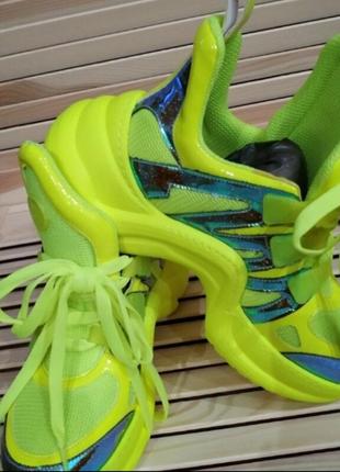 Яскраві кросы на зручним , стильним підошві, люкс якість розмір 38.