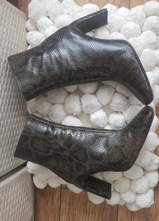 Кожаные демисезонные ботинки с квадратным носком оливковые ботинки полусапожки с принтом рептилии zara 375 фото