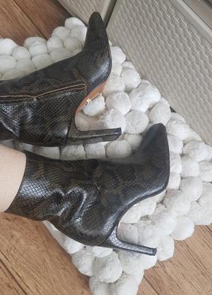 Кожаные демисезонные ботинки с квадратным носком оливковые ботинки полусапожки с принтом рептилии zara 378 фото