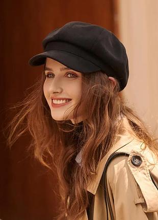Стильна кепка в англійському стилі
