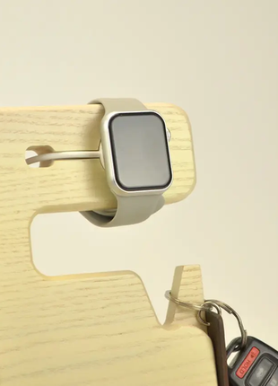Дерев'яна підставка для телефону / ключів / годинника iwatch з індивідуальним гравіюванням4 фото