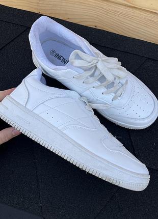 Білі кросівки базові infinity