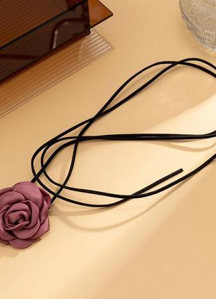 Чокер на шею роза лиловая из атласа на замшевом шнурке3 фото