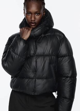 Черная укороченая куртка дутик с стяжками3 фото