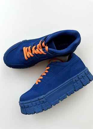 Яскраві кросівки синього кольору