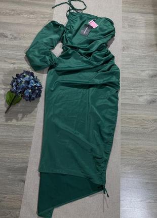 Новое! нереально красивое изумрудно-зеленое атласное платье миди с одним рукавом и рюшами.4 фото