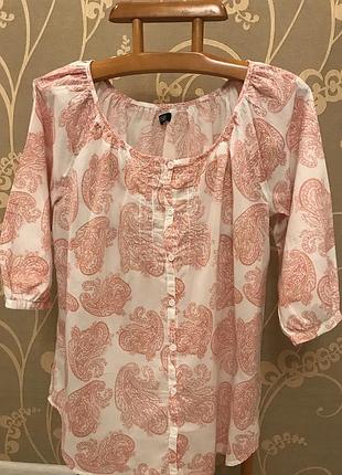 Очень красивая и стильная брендовая блузка в узорах..100% коттон.