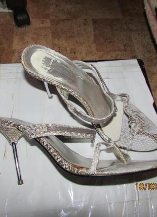 Шльопанці шпилька