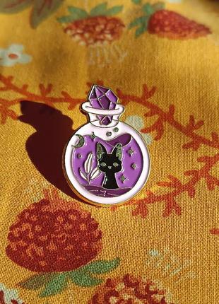 Значок-брошка "магічний котик у колбочці"