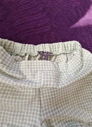 Шорти з рюшами розмір xs ззаду резинка.