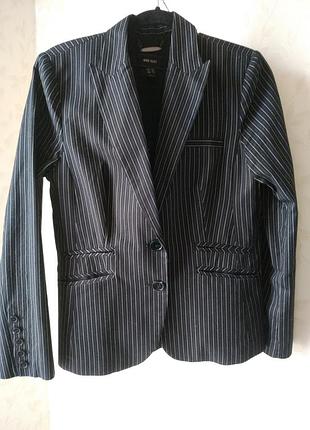 Фирменный пиджак в полоску от mango