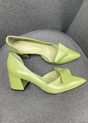 Салатові шкіряні туфлі човники на невеликому каблуку2 фото
