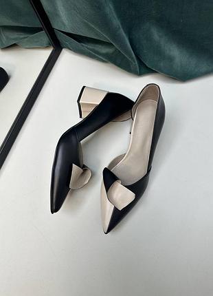 Базові лаконічні бежеві з чорним туфлі човники