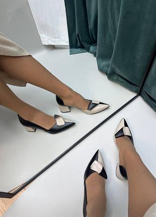 Базові лаконічні бежеві з чорним туфлі човники