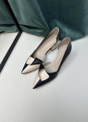 Базові лаконічні бежеві з чорним туфлі човники