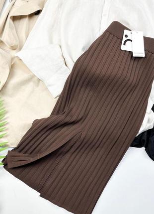 Коричневая шоколадная трикотажная юбка в миди в рубчик