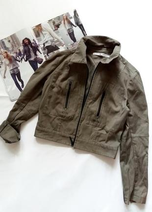 Коротка куртка кольору хакі з кишенями tommy hilfiger