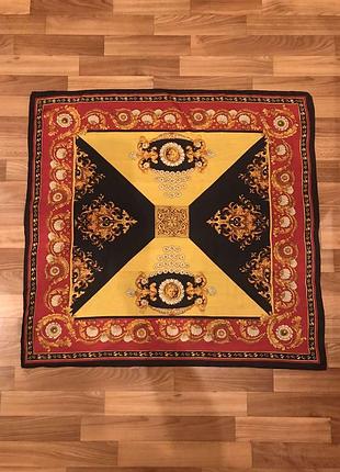 Платок в стиле versace