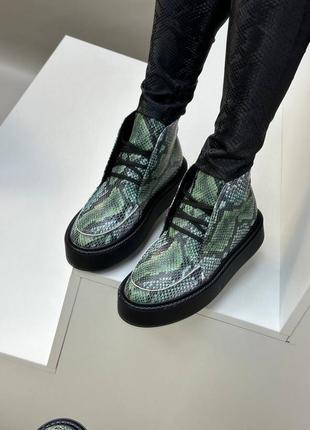 Черевики хайтопи з зеленої шкіри під змію