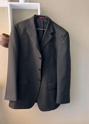 Трендовый пиджак с мужского плеча чёрный оверсайз на пуговицах прямые плечи широкие удлиненный3 фото