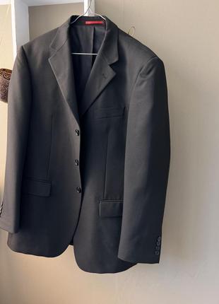 Трендовый пиджак с мужского плеча чёрный оверсайз на пуговицах прямые плечи широкие удлиненный4 фото