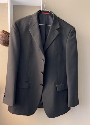 Трендовый пиджак с мужского плеча чёрный оверсайз на пуговицах прямые плечи широкие удлиненный9 фото