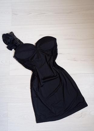 Сукня міні коротка чорна на одне плече з чашками рюшами гипюром бусами бісером.3 фото