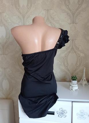 Сукня міні коротка чорна на одне плече з чашками рюшами гипюром бусами бісером.2 фото