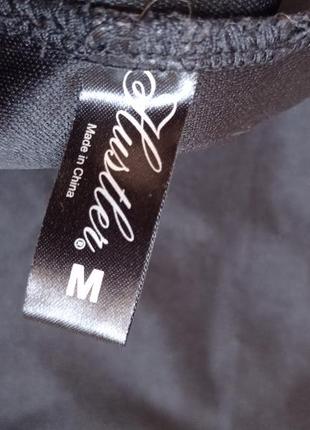 Сукня міні коротка чорна на одне плече з чашками рюшами гипюром бусами бісером.10 фото