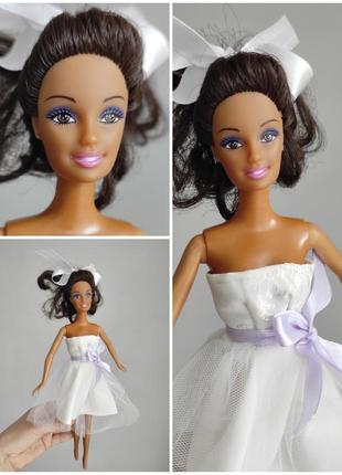 Красивая смуглая куколка в белом платье