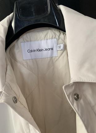 В наявності 🔥 весняна утеплена біла брендова куртка calvin klein оригінал куртка сорочка9 фото