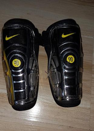 Футбольные щитки nike