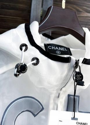 Куртка вітрівка в стилі chanel прозора з написами біла сірам6 фото