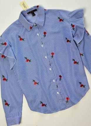 Стильная рубашка оверсайз с рюшами и вышивкой цветы1 фото