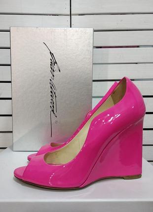 Туфли на танкетке brian atwood