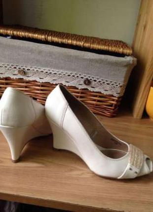 Туфли белые (stradivarius)2 фото