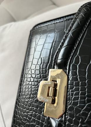 Лакова базова чорна сумка з ланцюжком у зміїний принт / текстуру кросбоді stradivarius7 фото