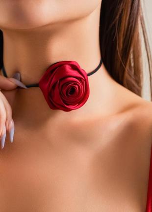Чокер на шею бутон розы красный из атласа на замшевом шнурке