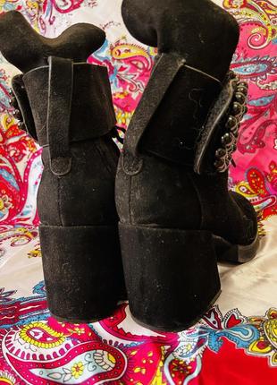 Женские ботинки замшевые полуботиночки но невысоком широком каблуке с красивой брошью из  бусин сбоку3 фото