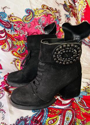 Женские ботинки замшевые полуботиночки но невысоком широком каблуке с красивой брошью из  бусин сбоку1 фото